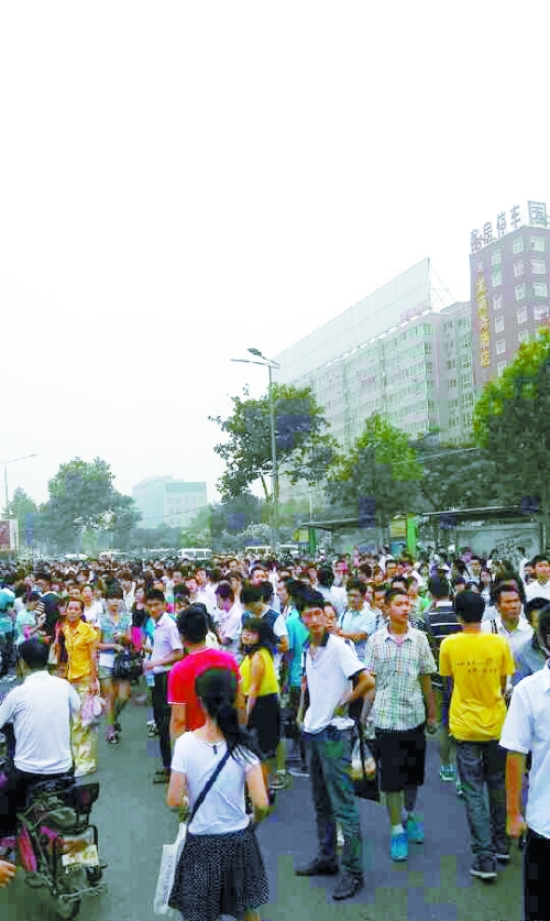 　早高峰等公交，場(chǎng)面蔚為壯觀（網(wǎng)友供圖）。