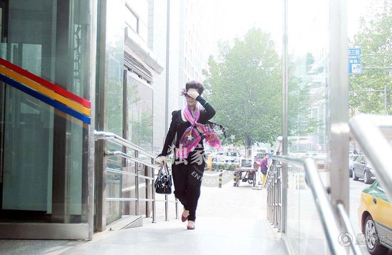 2013年7月22日，李某輪奸案庭前會(huì)議在海淀某法庭舉行，現(xiàn)場(chǎng)有大批媒體等候。