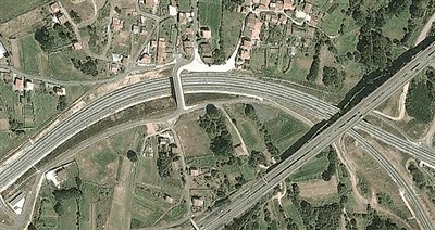 事發(fā)地的急轉(zhuǎn)彎道。以下是監(jiān)控視頻截圖。