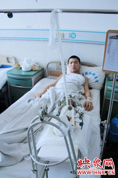 “如果有人肯幫我出4萬元的醫(yī)藥費(fèi)，我愿意為他免費(fèi)工作3年，多苦多累都行?！?月26日，躺在病床里上的