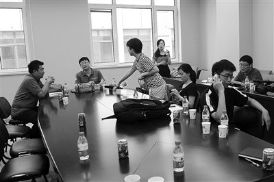 昨日，什剎海街道辦事處第四會議室，“什剎海女童練攤父親被打”事件的通氣會現(xiàn)場。