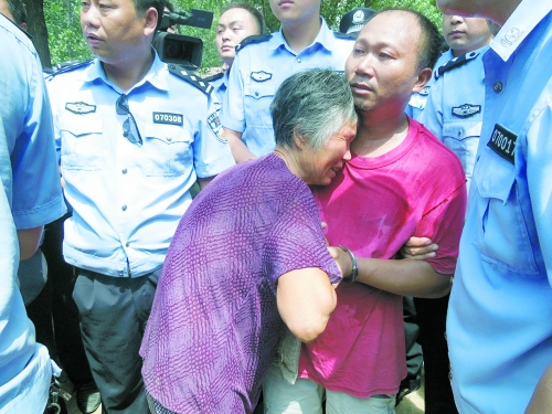 潛逃23年，歸案之時再見父母，最不能承受的究竟是誰？