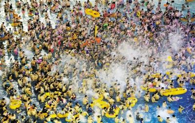 29日，湖北省武漢市，近日江城暑熱難解，人們紛紛前往水上樂園解暑，由于人數(shù)眾多，形成了“下餃子”的壯觀場面。圖/CFP