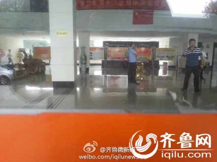 8月8號(hào)下午14時(shí)許，一女子在山東省衛(wèi)生廳辦公大樓三樓的一間辦公室內(nèi)，被一名年輕男子劫持。