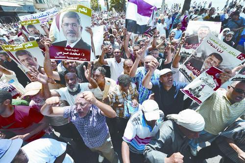 16日，穆?tīng)栁鞯闹С终哌M(jìn)行“憤怒的星期五”大游行，抗議軍方清場(chǎng)行動(dòng)造成嚴(yán)重人員傷亡。