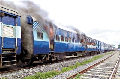 19日，撞人的火車(chē)被民眾點(diǎn)燃。