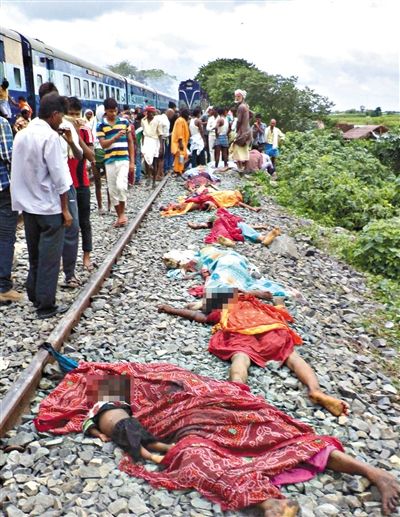 19日，事故現(xiàn)場(chǎng)遇難者的遺體。