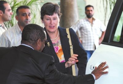 24日，聯(lián)合國(guó)副秘書長(zhǎng)凱恩（右二）抵大馬士革。新華社發(fā)