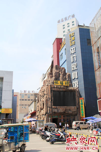 在該酒店一層的入口處，屹立著一座4層樓高的假山，氣勢(shì)雄偉。