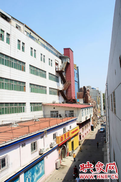 該家具賣(mài)場(chǎng)共6層樓，第7層建筑與其他樓層風(fēng)格迥然不同，有明顯后期加蓋痕跡