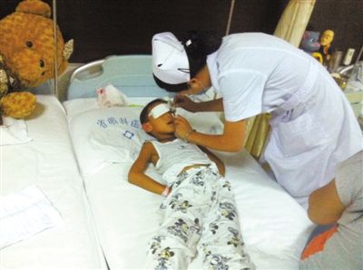 昨日傍晚，山西省眼科醫(yī)院醫(yī)生給斌斌點(diǎn)了兩次“眼藥水”。