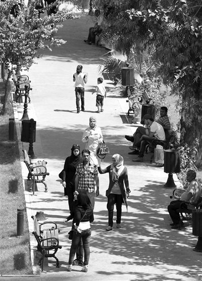 9月5日，敘利亞首都大馬士革，市民在街頭的一處公園內(nèi)散步。