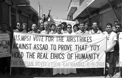 6日，敘利亞西北部的民眾打出橫幅，要求美國(guó)對(duì)敘動(dòng)武。
