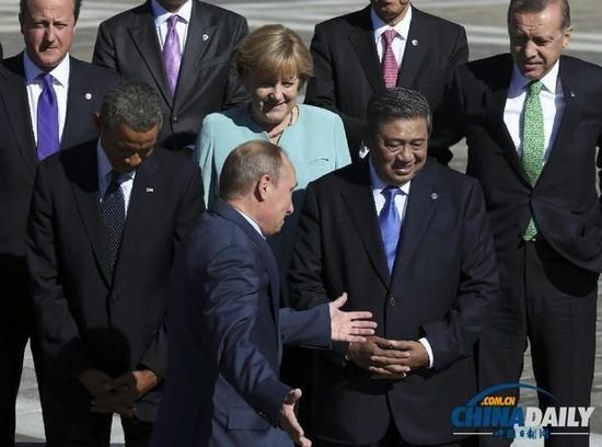 奧巴馬低頭不看普京，普京也閉眼做鬼臉并攤手表無奈。