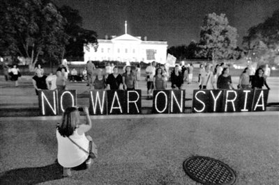 10日，華盛頓，美國(guó)反戰(zhàn)民眾在白宮前抗議對(duì)敘動(dòng)武。