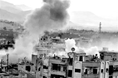 　10日公布的視頻顯示，敘利亞大馬士革地區(qū)，樓房遭重型火炮襲擊，現(xiàn)場(chǎng)濃煙滾滾。