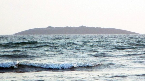 圖為在巴基斯坦靠近阿拉伯海的瓜達(dá)爾地區(qū)（Gwadar）近海600米處冒出一個(gè)小島。