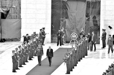 2012年11月27日，開棺檢驗(yàn)阿拉法特尸骨后，巴方為其舉辦重新安葬儀式。