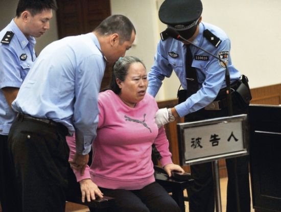 9月24日，在公訴人宣讀起訴書時，丁書苗因身體不停顫抖一度站立不穩(wěn)，被法警扶住