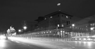 美國駐德國大使館夜景，這里被懷疑設(shè)有監(jiān)聽站。