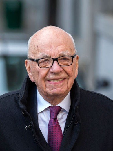 20日，從最高法院出來，默多克一臉輕松。路透社