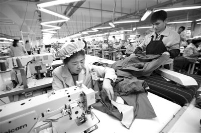 12月19日，朝鮮工人在開(kāi)城工業(yè)園區(qū)工作。當(dāng)日，由二十國(guó)集團(tuán)（G20）的經(jīng)濟(jì)官員、國(guó)際金融組織相關(guān)負(fù)責(zé)人以及各國(guó)記者等組成的國(guó)際代表團(tuán)訪(fǎng)問(wèn)工業(yè)園區(qū)。今年4月朝鮮單方面關(guān)閉開(kāi)城工業(yè)園，9月才宣布重開(kāi)。新華社發(fā)