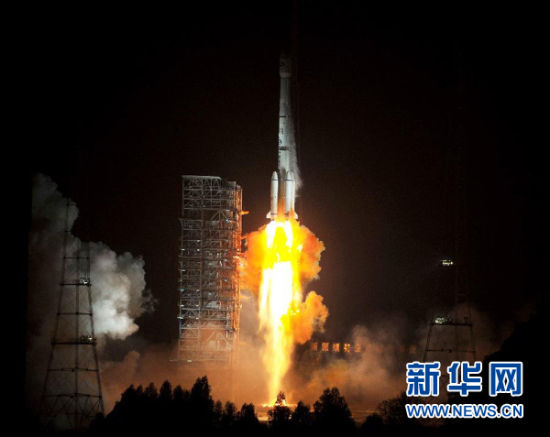 12月21日,載有玻利維亞通信衛(wèi)星的長(zhǎng)征三號(hào)乙運(yùn)載火箭點(diǎn)火發(fā)射。當(dāng)日零時(shí)42分,我國(guó)在西昌衛(wèi)星發(fā)射中心用長(zhǎng)征三號(hào)乙運(yùn)載火箭,成功將玻利維亞通信衛(wèi)星發(fā)射升空,衛(wèi)星順利進(jìn)入預(yù)定軌道。玻利維亞通信衛(wèi)星是該國(guó)擁有的第一顆衛(wèi)星。新華社記者 燕雁 攝