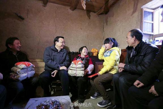 27日，李克強(qiáng)到安康旬陽金坡村看望留守兒童。