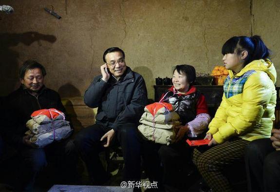 27日，李克強(qiáng)到安康旬陽金坡村看望留守兒童。