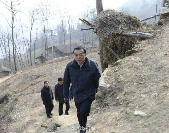 27日，李克強(qiáng)到安康旬陽金坡村看望留守兒童。