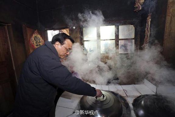 27日，李克強(qiáng)到安康旬陽金坡村看望留守兒童。