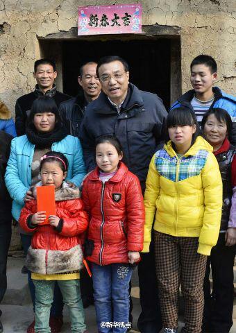 27日，李克強(qiáng)到安康旬陽金坡村看望留守兒童。