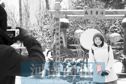 紫荊山公園里布置喜慶，引來(lái)不少游客合影留念。記者 楊東華/攝