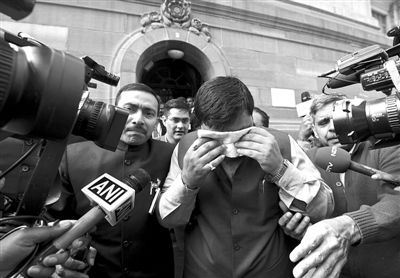 13日，印度議會(huì)下院開(kāi)會(huì)時(shí)發(fā)生混亂，議員打作一團(tuán)，甚至有議員噴辣椒噴霧，致使不少議員呼吸困難，倉(cāng)促離