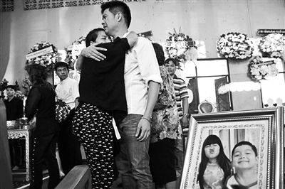 2月24日，泰國(guó)曼谷，民眾為在手榴彈襲擊中遇難的兩名兒童舉行葬禮，兩名兒童為姐弟二人，姐姐6歲，弟弟4歲