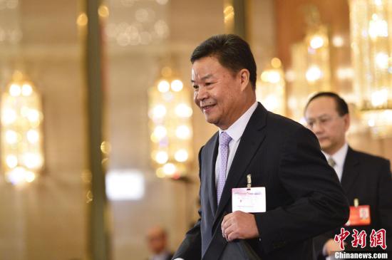 呂新華向中外媒體介紹本次大會(huì)有關(guān)情況并回答記者提問(wèn)。中新社發(fā) 廖攀 攝