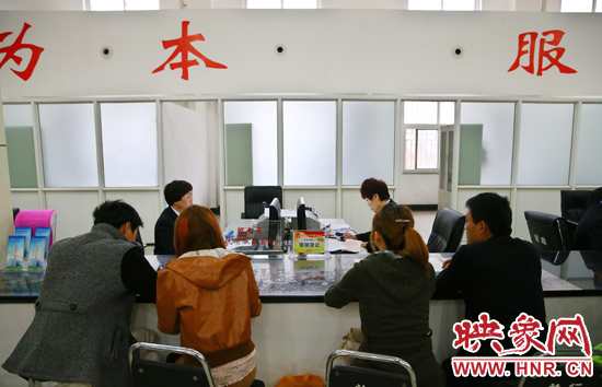 在陽光大廈一樓大廳內(nèi)，分布著人社局、民政局等與群眾利益相關(guān)的民生服務窗口。