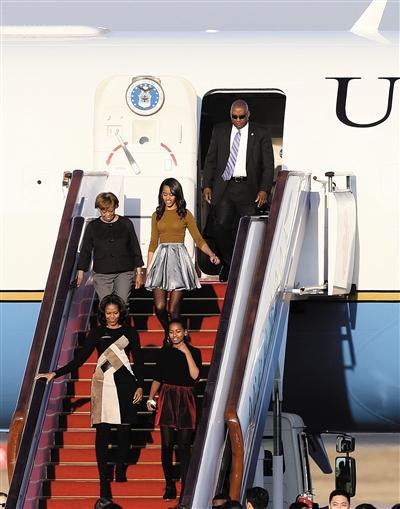 昨日下午5時(shí)30分，美國第一夫人米歇爾走出專機(jī)艙門，抵京開始訪華。與其一同來訪的家庭成員還有她的母親