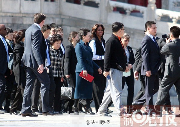 　　3月21日上午，美國(guó)總統(tǒng)夫人米歇爾參觀故宮，彭麗媛陪同。彭麗媛一身湖藍(lán)色裙裝，米歇爾黑白色職業(yè)裝