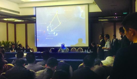 軍方人士正在講解當(dāng)天凌晨2點22分時的雷達截圖 攝/法制晚報記者郭謙