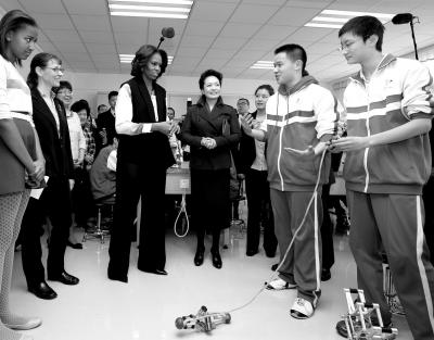 昨天上午，彭麗媛與米歇爾共同參觀北師大二附中，觀看學(xué)生們演示自己設(shè)計(jì)制作的幾何機(jī)器人。