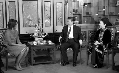 昨晚，國(guó)家主席習(xí)近平和夫人彭麗媛在北京釣魚(yú)臺(tái)國(guó)賓館會(huì)見(jiàn)美國(guó)總統(tǒng)奧巴馬夫人米歇爾。