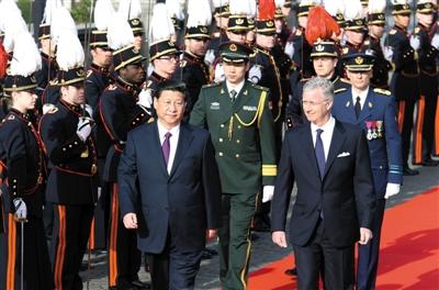 30日，習(xí)近平在會(huì)見(jiàn)比利時(shí)國(guó)王菲利普前，出席菲利普國(guó)王在王宮廣場(chǎng)舉行的隆重歡迎儀式。新華社發(fā)