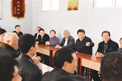 3月17日，習近平在河南省蘭考縣東壩頭鄉(xiāng)張莊村村委會與干部群眾座談，聽取意見和建議。