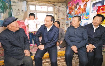 3月27日，李克強在內(nèi)蒙古自治區(qū)翁牛特旗橋頭鎮(zhèn)太平莊村看望貧困戶。