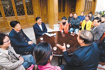 3月23日，劉云山在陜西省咸陽市禮泉縣煙霞鎮(zhèn)袁家村與基層干部群眾座談，聽取對教育實踐活動的意見建議。