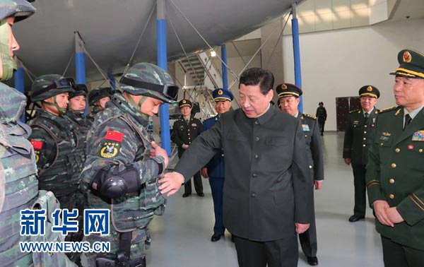 這是習(xí)近平同特戰(zhàn)隊員親切交談，詳細(xì)詢問他們的教學(xué)訓(xùn)練和生活情況。