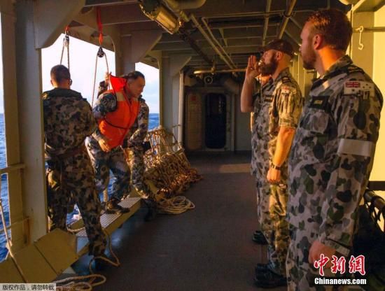 　據(jù)澳大利亞海軍4月11日發(fā)布的圖片顯示，中澳海軍海上聯(lián)合搜尋失聯(lián)客機(jī)。據(jù)悉，澳大利亞總理當(dāng)天表示，澳方執(zhí)行搜尋失聯(lián)客機(jī)任務(wù)的搜救人員已獲知黑匣子的大致位置。