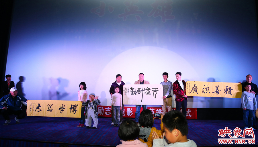 獲獎(jiǎng)觀眾與嘉賓合影 獲獎(jiǎng)觀眾與嘉賓合影