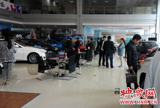 一大早來到4S店選車的顧客絡(luò)繹不絕。